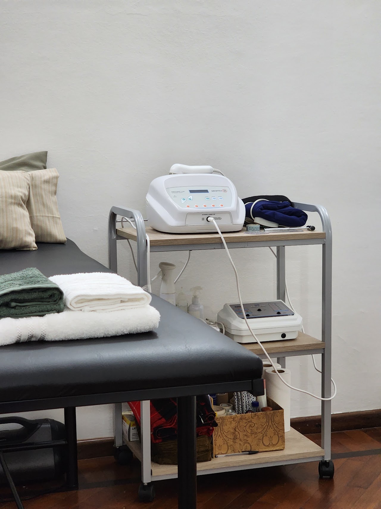 Gimnasio clínico y área de kinesiología funcional en Kinesia Resistencia Chaco con camillas y elementos biomecánicos