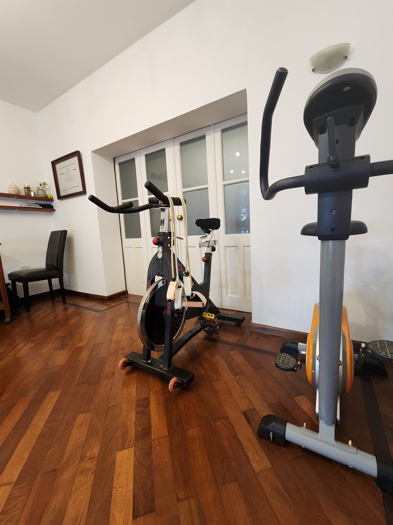 Consultorio de kinesiología y camillas ergonómicas en Kinesia Resistencia Chaco