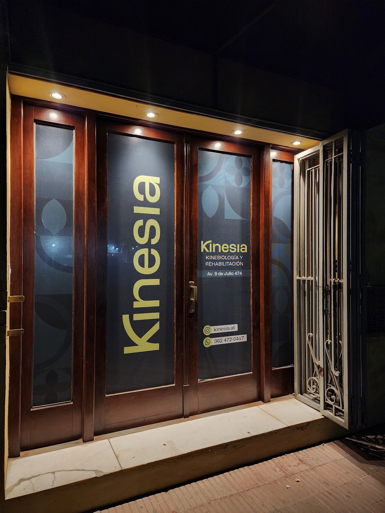 Gimnasio terapéutico y barras paralelas de marcha para rehabilitación de la marcha en Kinesia