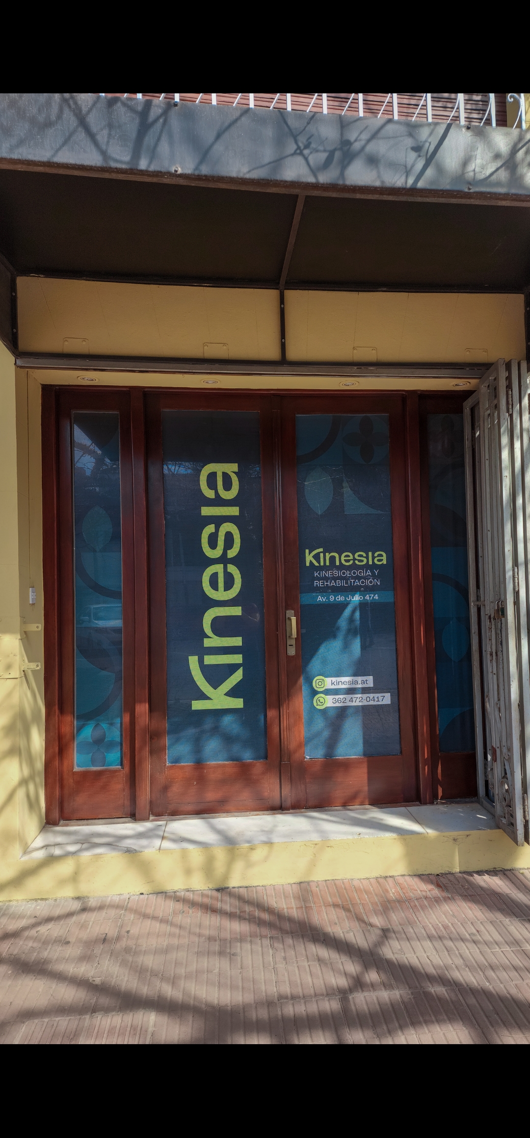 Aparato de electroterapia y ultrasonido de precisión médica utilizado en Kinesia para analgesia